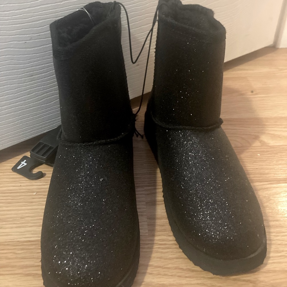 Black sparkly, size 4 boots for kids, from wonder nation.